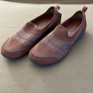 Skechers Classic Fit Women’s Slip-on Sneakers 🆕